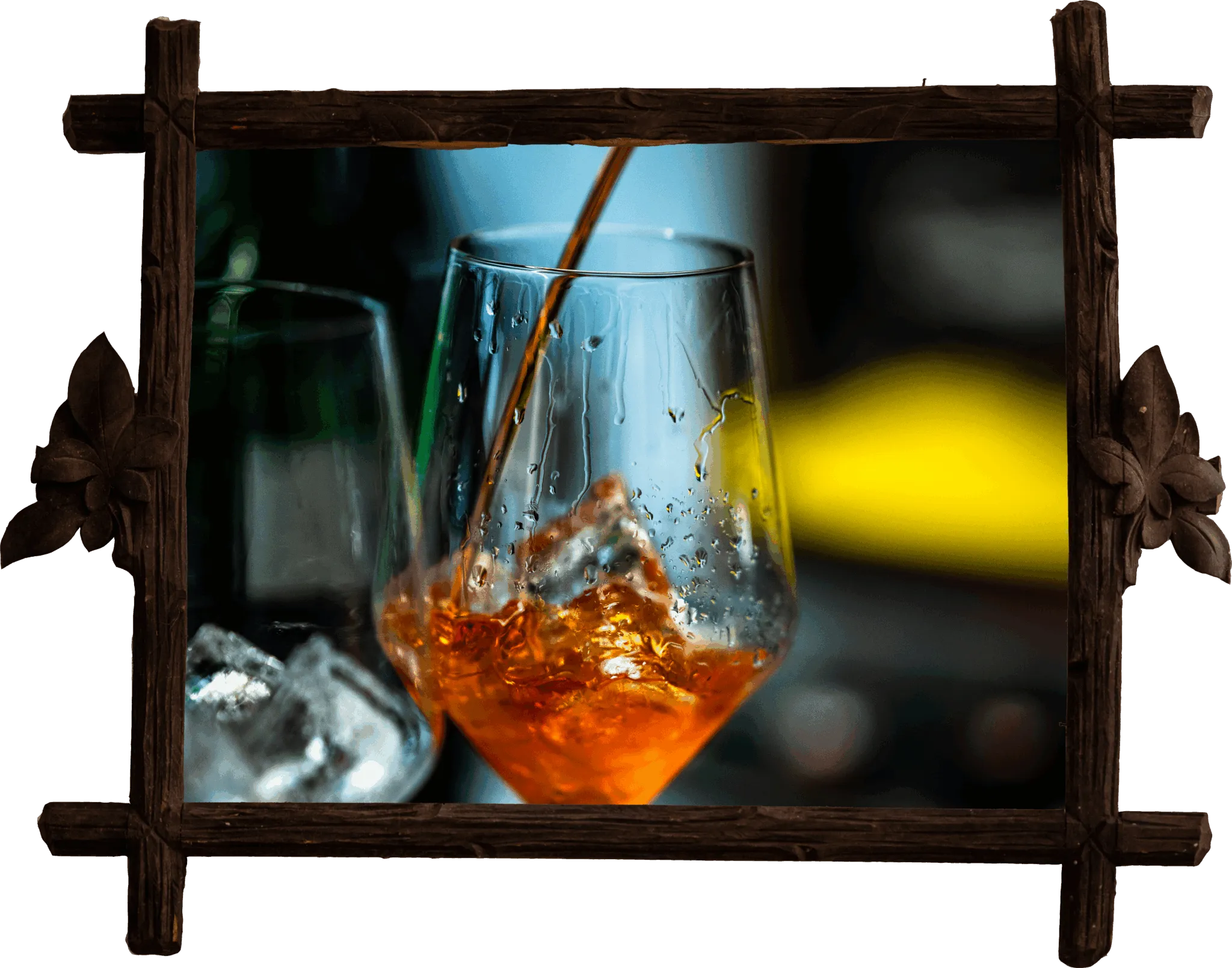 Spritziger Drink im Glas in einem rustikalen Holzrahmen