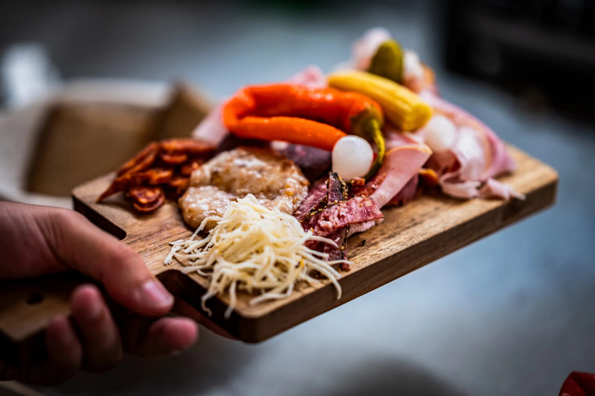 Brettljause mit Aufschnitt, Käse und eingelegtem Gemüse